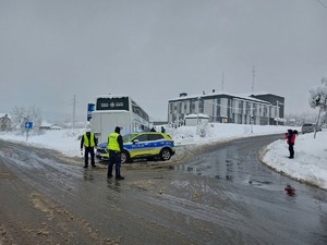 autobus wpadł do rowu nieopodal budynku Policji w Lesku