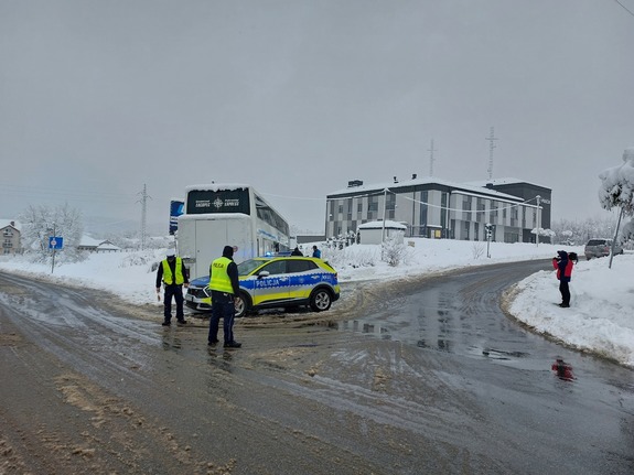 autobus wpadł do rowu nieopodal budynku Policji w Lesku