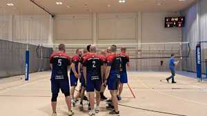 policyjna drużyna na charytatywnym meczu siatkówki