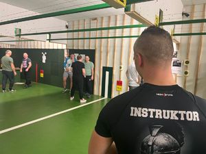 policjanci szkolą ratowników medycznych z samoobrony