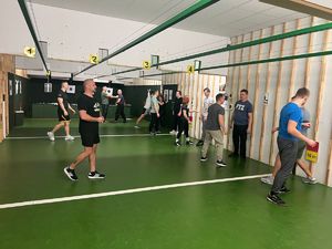 policjanci szkolą ratowników medycznych z samoobrony