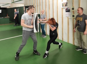 policjanci szkolą ratowników medycznych z samoobrony