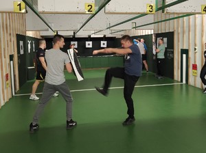 policjanci szkolą ratowników medycznych z samoobrony