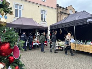 policjanci na jarmarku bożonarodzeniowym