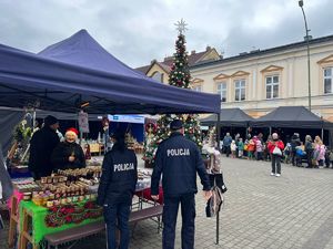 policjanci na jarmarku bożonarodzeniowym