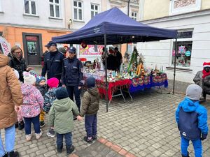policjanci na jarmarku bożonarodzeniowym