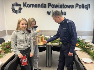 betlejemskie światło w Komendzie Powiatowej Policji w Lesku