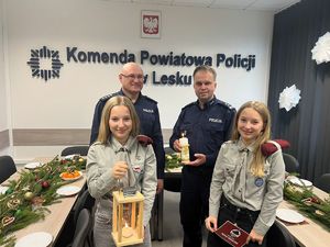betlejemskie światło w Komendzie Powiatowej Policji w Lesku