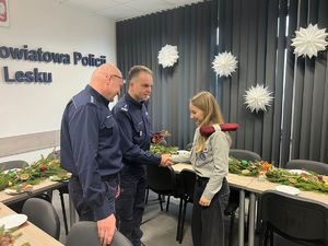 betlejemskie światło w Komendzie Powiatowej Policji w Lesku