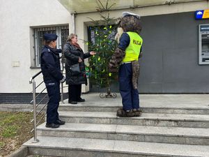 Jarmark świąteczny dla Maksia z udziałem policjantów