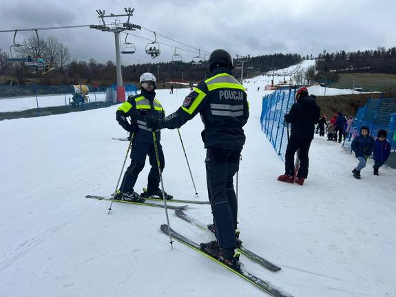 policjanci na nartach strzegą bezpieczeństwa na stoku narciarskim
