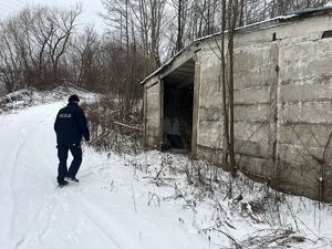 policjanci kontrolują pustostany