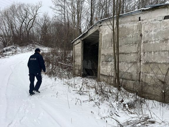 policjanci kontrolują pustostany