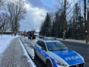 policjanci dbali o bezpieczeństwo podczas protestu rolników