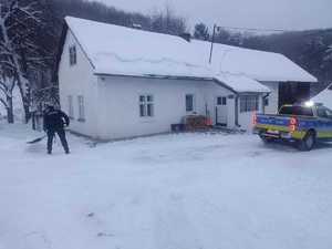 policjanci pomagają zimą osobom bezdomnym, starszym i samotnym