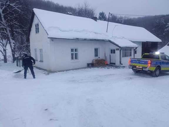policjanci pomagają zimą osobom bezdomnym, starszym i samotnym