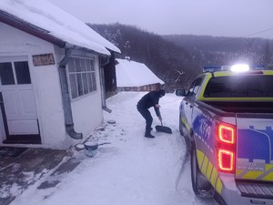 policjanci pomagają zimą osobom bezdomnym, starszym i samotnym