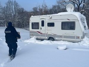policjanci udają się z pomocą do osób potrzebujących pomocy w zimie