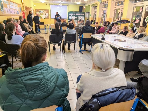 Policjanci z Leska uczą rodziców i nauczycieli, jak rozpoznać narkotyki