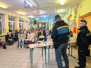 Policjanci z Leska uczą rodziców i nauczycieli, jak rozpoznać narkotyki