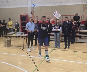 Lescy policjanci zagrali w charytatywnym turnieju służb ratowniczych podczas 34. Finału WOŚP w Krośnie