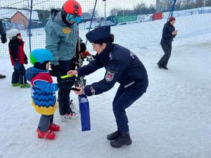policjanci przypominali narciarzom o bezpieczeństwie na stoku