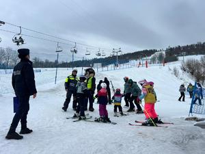 policjanci przypominali narciarzom o bezpieczeństwie na stoku