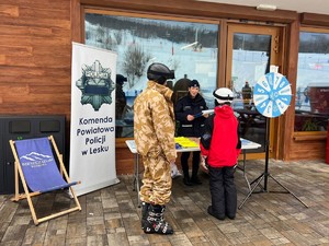 policjanci przypominali narciarzom o bezpieczeństwie na stoku