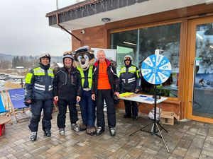 policjanci przypominali narciarzom o bezpieczeństwie na stoku