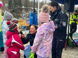 policjanci promują bezpieczeństwo na stoku narciarskim