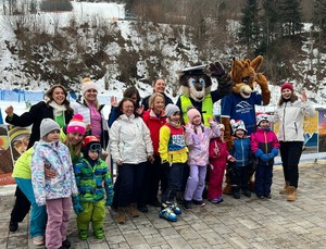 policjanci promują bezpieczeństwo na stoku narciarskim