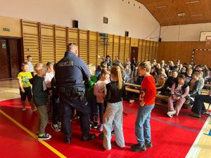 policjanci edukują dzieci w szkołach na temat bezpieczeństwa podczas ferii zimowych
