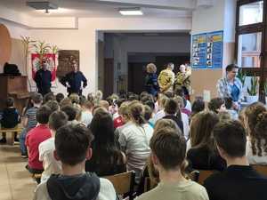 policjanci edukują dzieci w szkołach na temat bezpieczeństwa podczas ferii zimowych