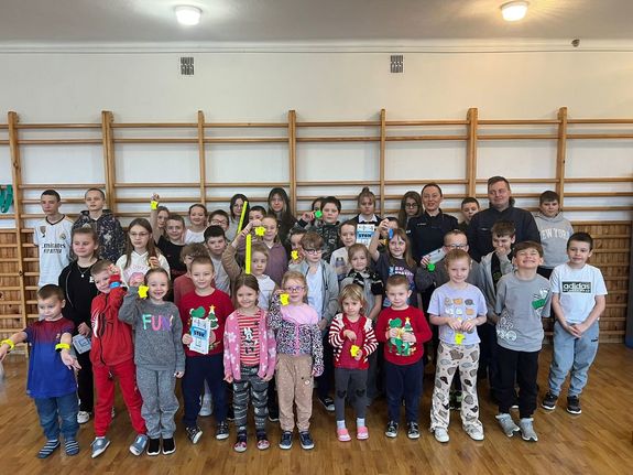 policjanci edukują dzieci w szkołach na temat bezpieczeństwa podczas ferii zimowych