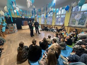 policjanci edukują dzieci w szkołach na temat bezpieczeństwa podczas ferii zimowych