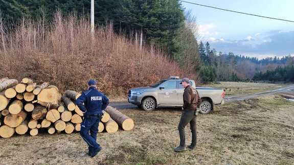 dzielnicowy i strażnik leśny na kontroli w lesie podczas akcji Lasów Państwowych pn. "Wieniec"