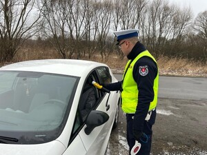 policjant kontroluje trzeźwość kierującego pojazdem