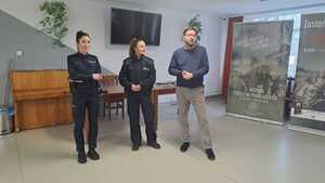 policjantki rozmawiają z młodzieżą szkół ponadgimnazjalnych