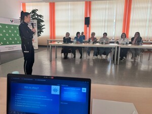 policjantki na spotkaniu z przedstawicielkami kół gospodyń wiejskich uczą o cyberbezpieczeństwie