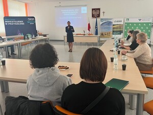 policjantki na spotkaniu z przedstawicielkami kół gospodyń wiejskich uczą o cyberbezpieczeństwie