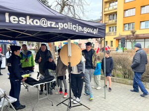 policjanci na policyjnym stoisku podczas biegu ulicznego promują pracę w Policji
