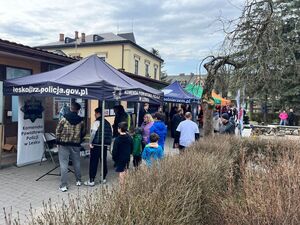 policjanci na policyjnym stoisku podczas biegu ulicznego promują pracę w Policji