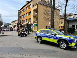 policjanci na policyjnym stoisku podczas biegu ulicznego promują pracę w Policji