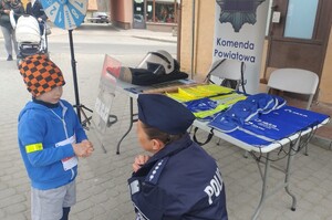policjanci na policyjnym stoisku podczas biegu ulicznego promują pracę w Policji
