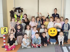 zajęcia z przedszkolami na temat bezpieczeństwa na drodze i w jej pobliżu