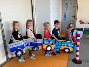 zajęcia z przedszkolami na temat bezpieczeństwa na drodze i w jej pobliżu