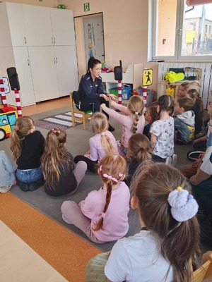 zajęcia z przedszkolami na temat bezpieczeństwa na drodze i w jej pobliżu