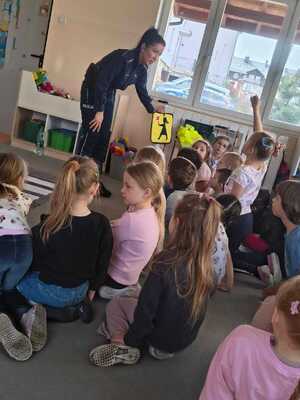 zajęcia z przedszkolami na temat bezpieczeństwa na drodze i w jej pobliżu