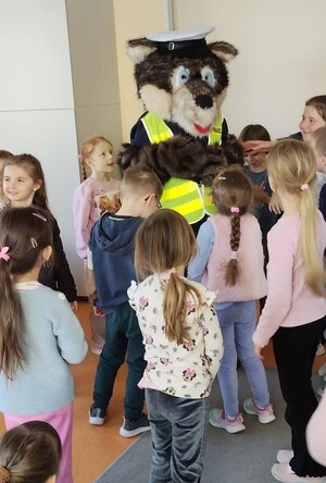 zajęcia z przedszkolami na temat bezpieczeństwa na drodze i w jej pobliżu