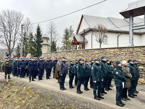 funkcjonariusze służb mundurowych idą procesją drogi krzyżowej